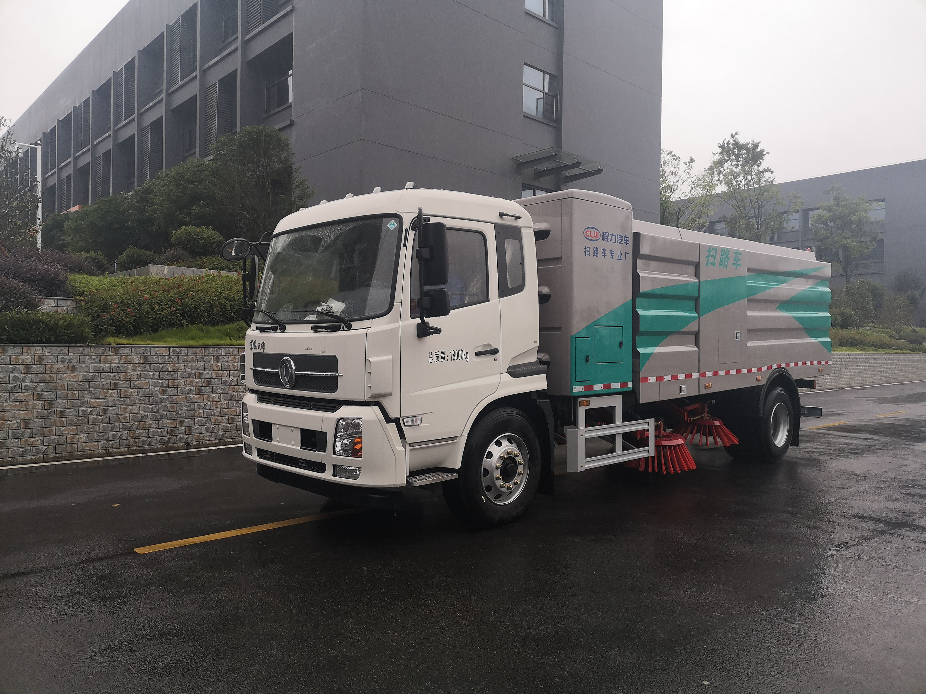 12方東風(fēng)天錦純電動(dòng)高端掃路車(chē)圖片3