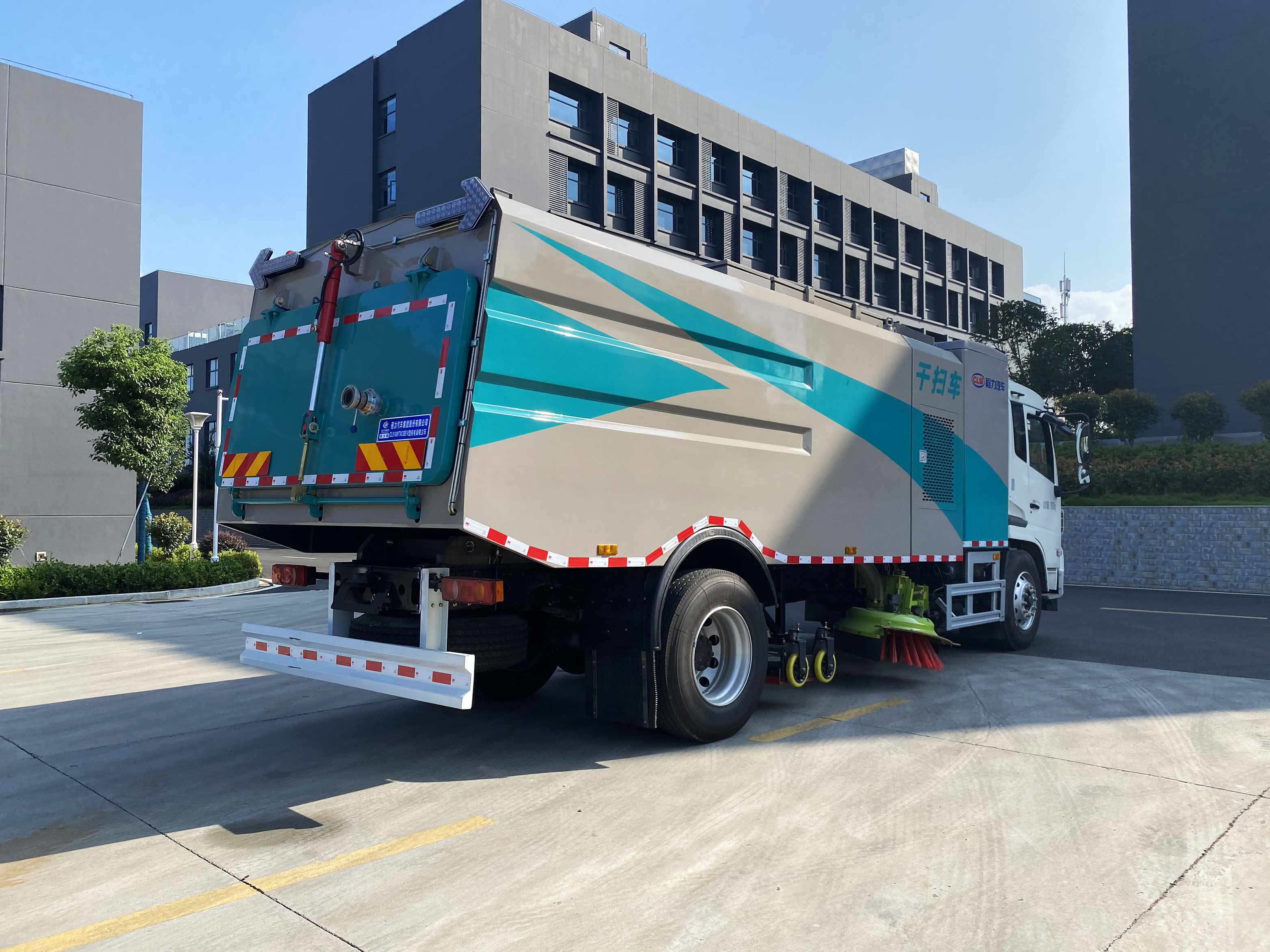 東風(fēng)天錦純電動(dòng)多功能洗掃車(chē)圖片4