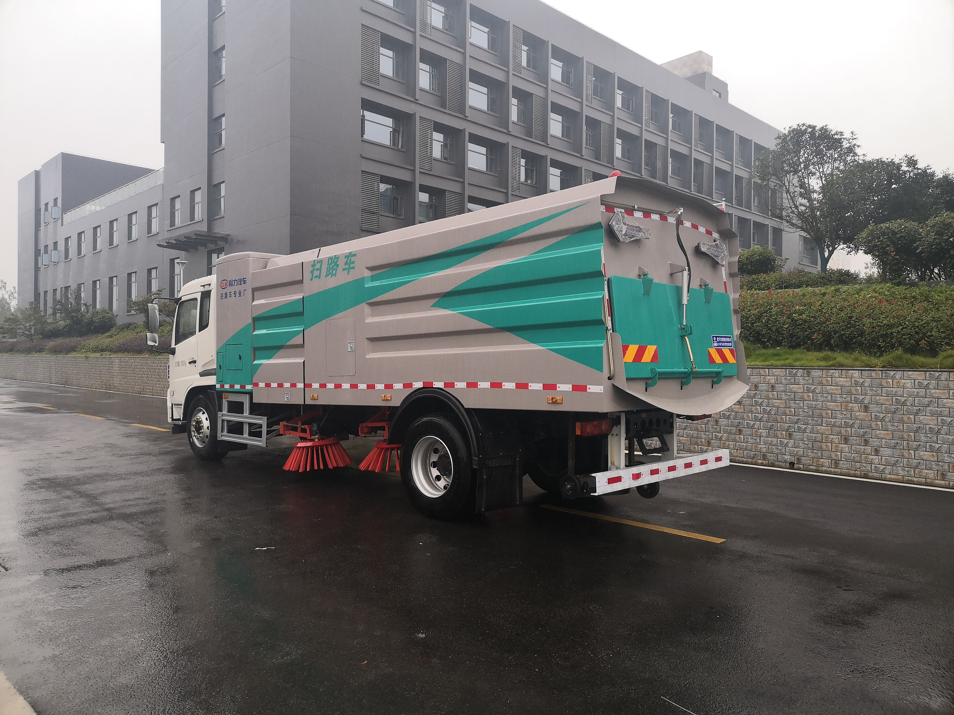 12方東風(fēng)天錦純電動(dòng)高端掃路車(chē)圖片4